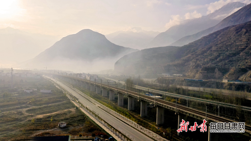 晨曦中白龙江3号特大桥 韦德占 摄