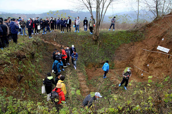 2020年11月26日,专家、学者们在湖北省十堰市郧阳区青曲镇弥陀寺村学堂梁子参观“郧县人”遗址