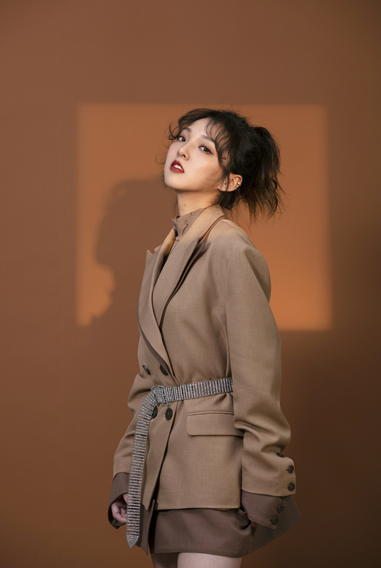 强东玥122携新歌过气偶像阐述偶像内心对话流量市场