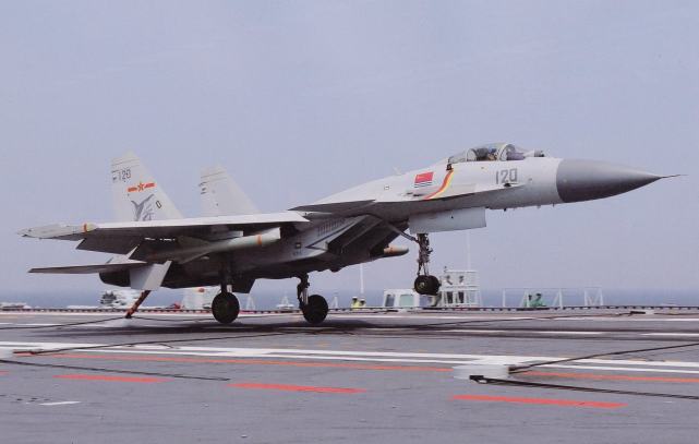 中国第一代歼-15舰载机航母训练