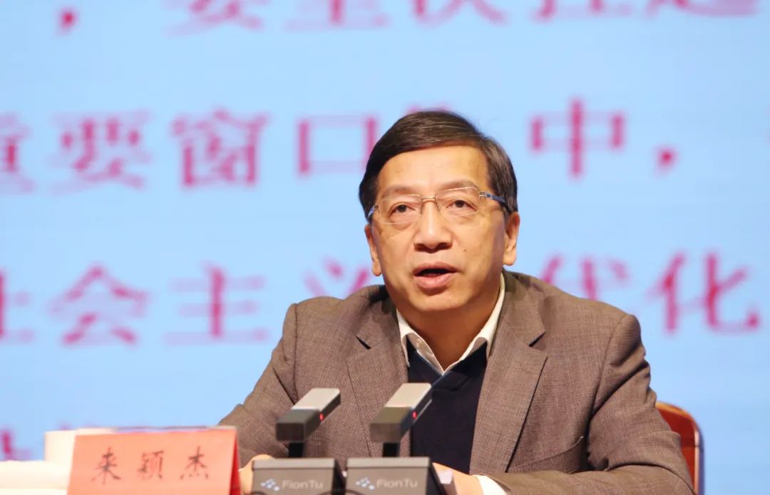 嘉善县委书记洪湖鹏主持报告会,县领导徐鸣阳,郑明,何全根,陈天荣等