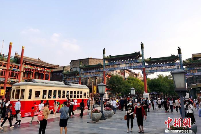 2020年9月26日，北京前门大街游客众多。<a target='_blank' href='http://www.chinanews.com/' >中新网</a>记者 李金磊 摄