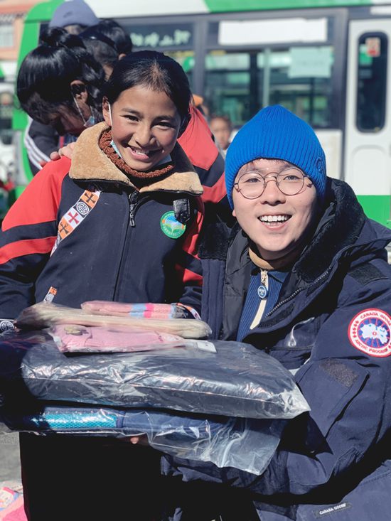 今年，陈伟鹏在理塘开展“暖冬行动”公益活动。