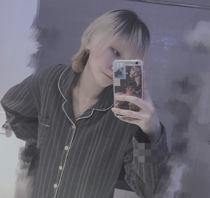 窦唯二女儿窦佳嫄晒短发自拍露六芒星纹身个性十足