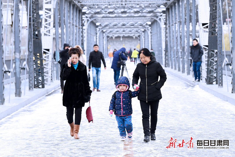 市民感受雪中铁桥的美景