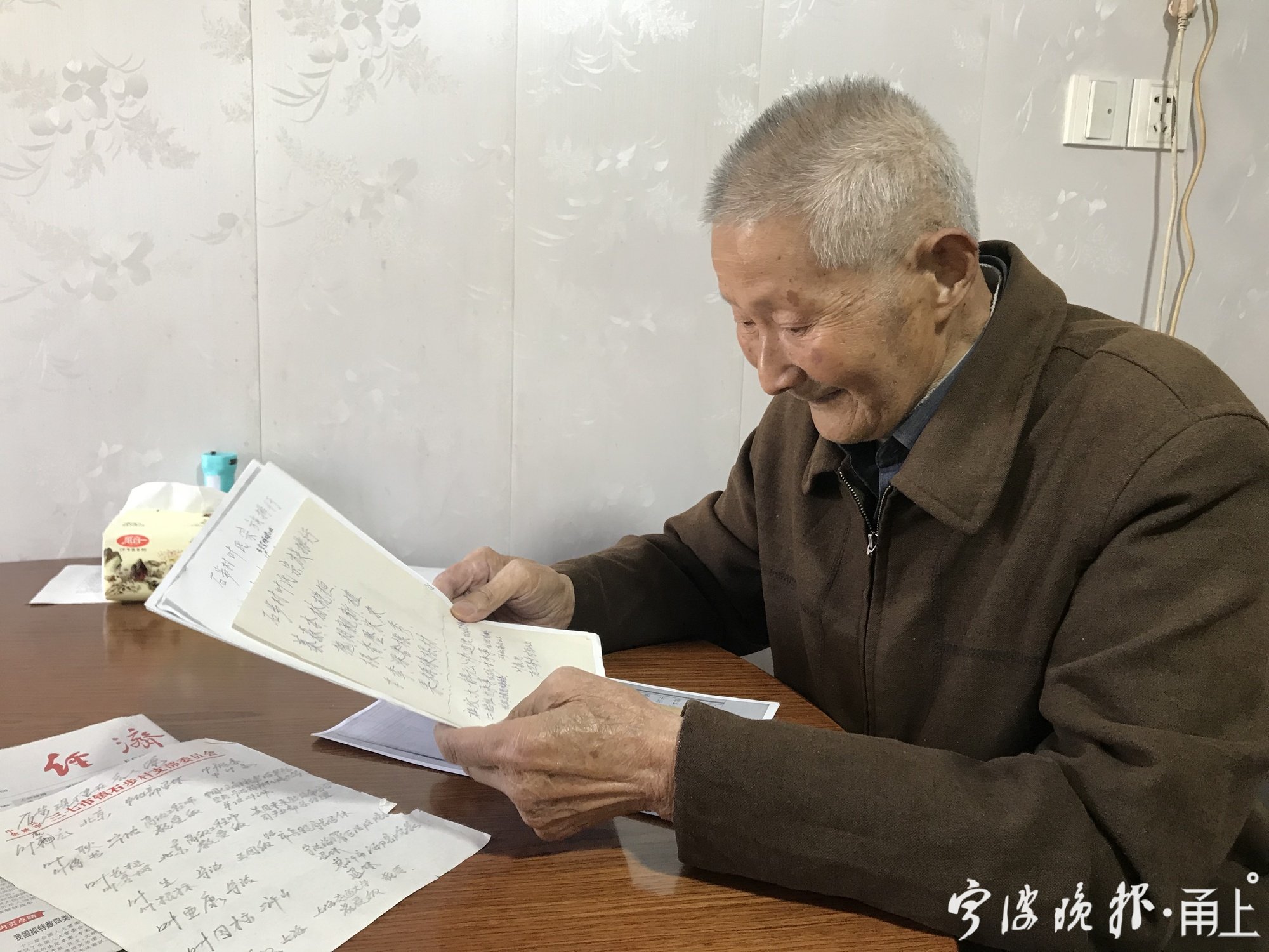 3叶果孟在石步村家中.jpg