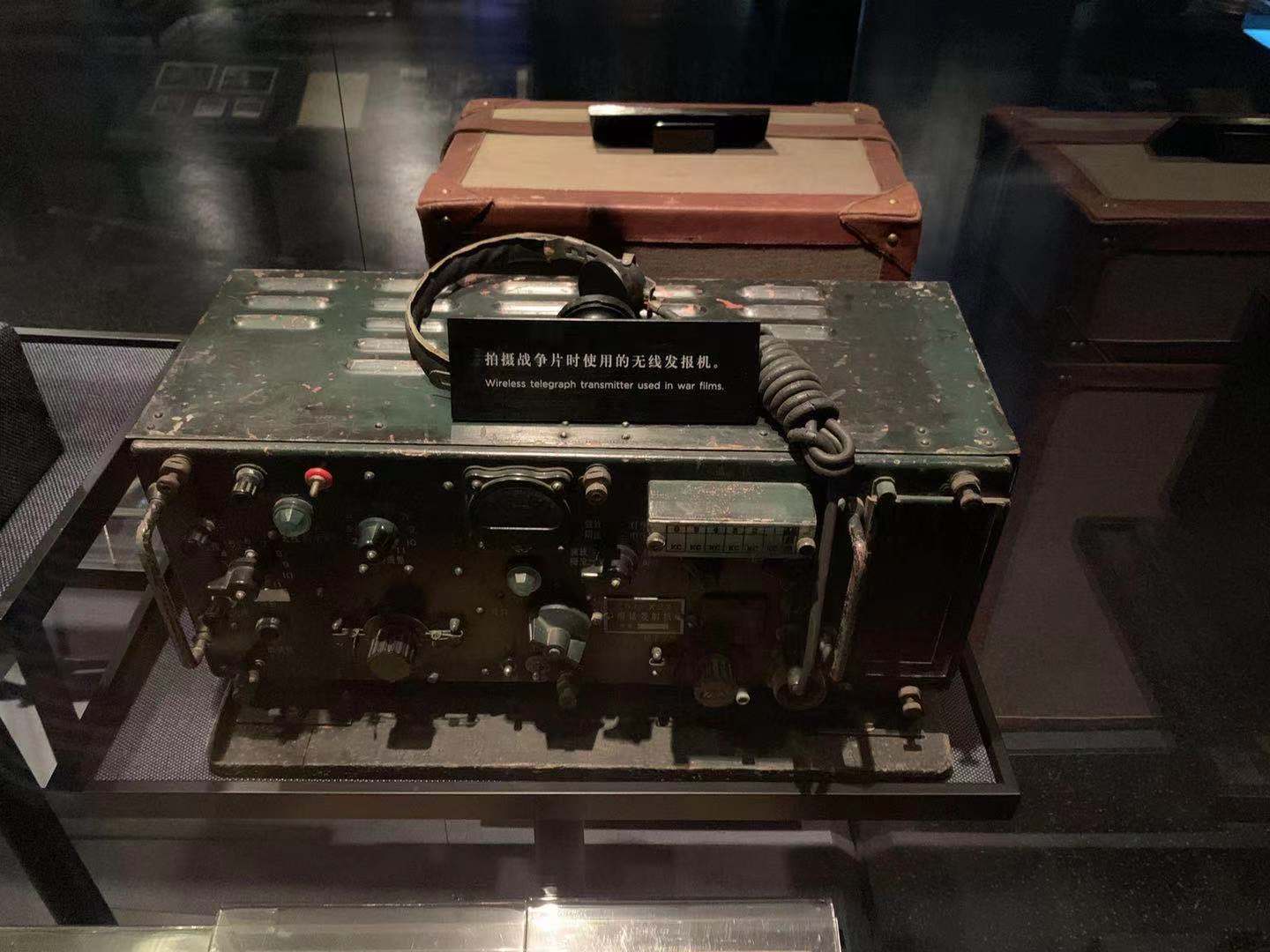 图注：上影厂博物馆收藏的无线发报机（真品）