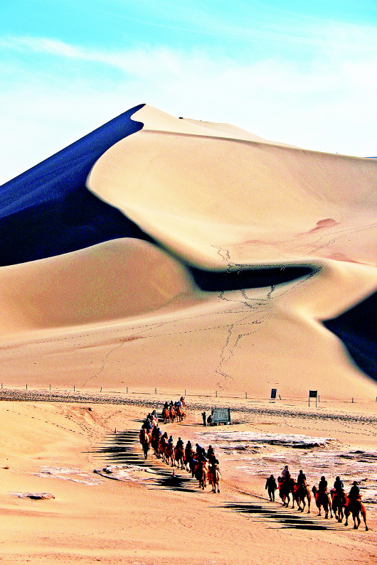 骑在驼背上看敦煌 “沙漠之舟”撑起小康梦