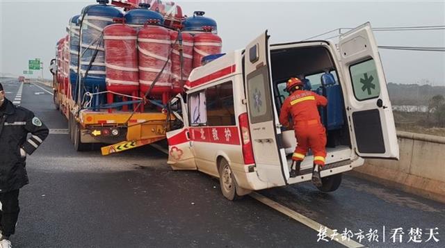 120救护车发生交通事故119紧急救援