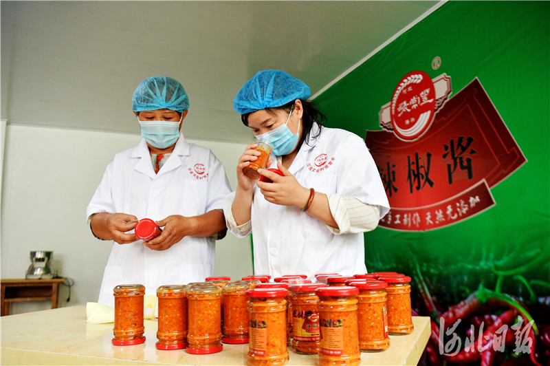 张魏婷（右）和“辣椒姐”代淑凤一起制作辣椒酱。河北日报记者 张昊 摄