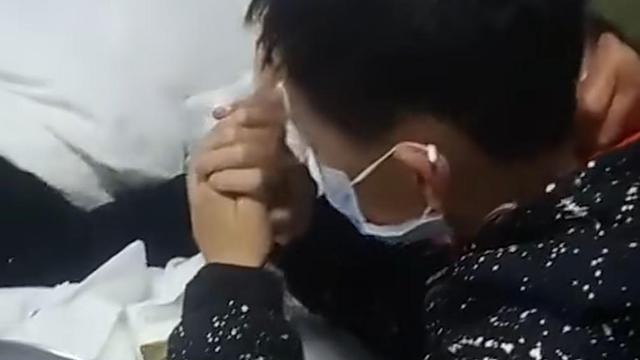 安徽阜阳11岁男孩跪守患癌母亲：母亲已逝，“失联”父亲未肯回家_凤凰网 