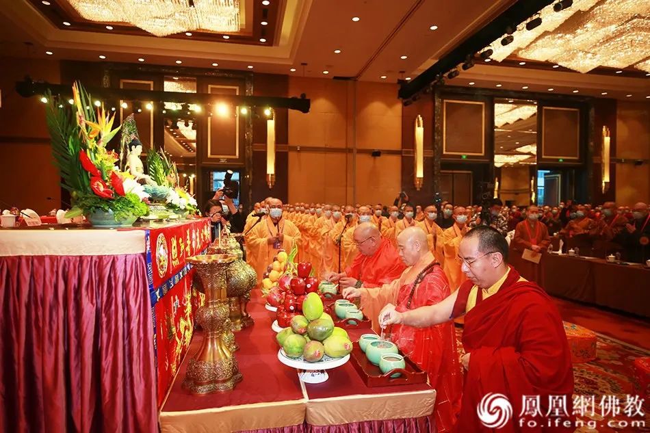 演觉法师、班禅额尔德尼&middot;确吉杰布、帕松列龙庄勐主法，中国三大语系高僧同台祈福（图片来源：凤凰网佛教）