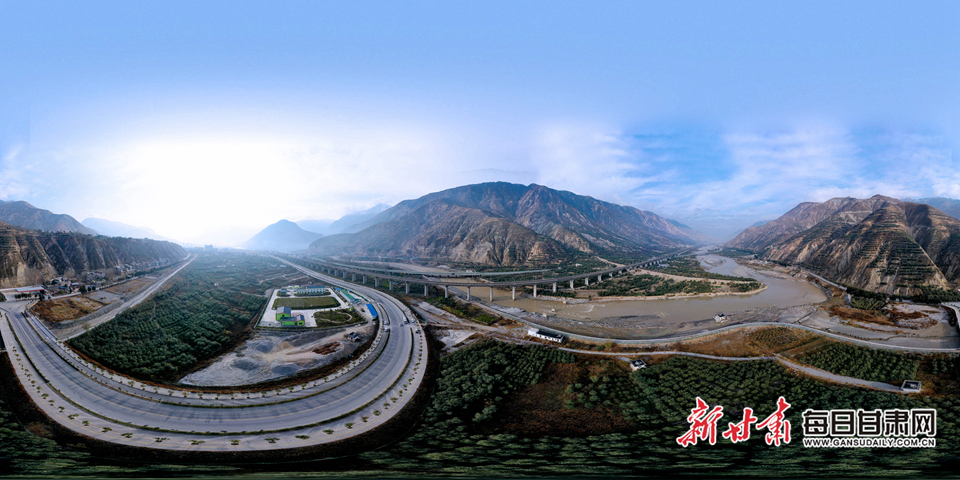 清晨，白龙江3号特大桥跨越地处秦巴山区的陇南 韦德占 摄