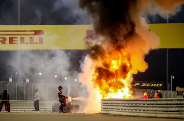F1大车祸!赛车一断为二,起火爆炸,赛车手惊魂逃生