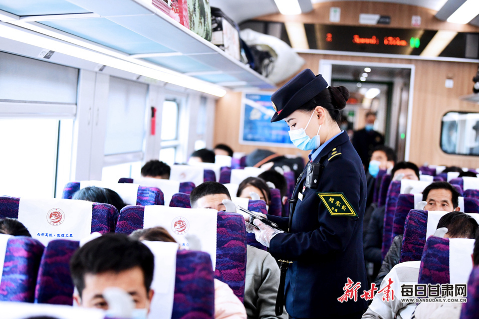 张瑞正在检票 韦德占 摄