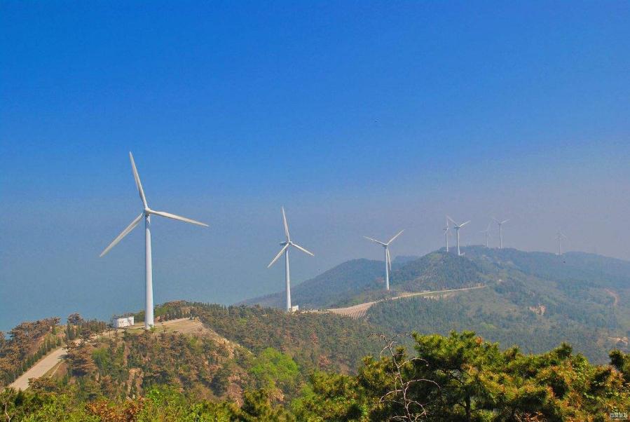 烟台蓬莱区的风力发电装置。（受访者供图）