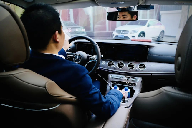 谁说90后买车都纠结?他提奔驰e 300 l时,完全没考虑宝马和奥迪