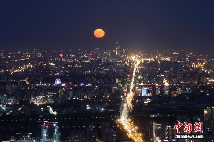 10月2日，中秋国庆假期第二天，北京天气晴好，一轮明月在夜晚逐渐升起。<a target='_blank' href='http://www.chinanews.com/'>中新社</a>记者 盛佳鹏 摄