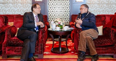 国家开发银行原行长郑之杰(左一)与原中国驻美国大使馆公使衔参赞郭长林(左二)亲切交谈。 国家开发银行原行长郑之杰(左一)与原中国驻美国大使馆公使衔参赞郭长林(左二)亲切交谈。