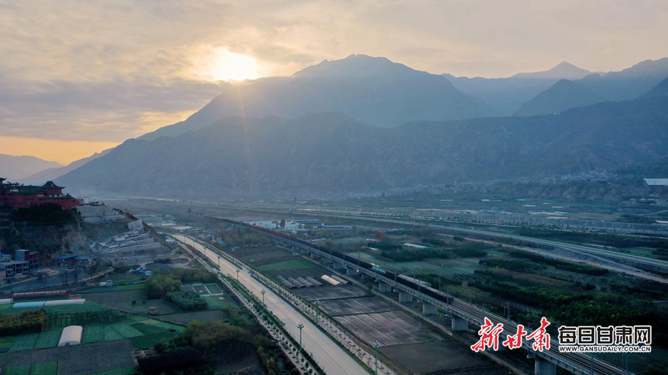 兰渝铁路货运班线通过白龙江3号特大桥 韦德占 摄