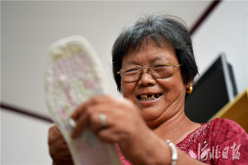 张常丰村村民在村民活动中心纳鞋底获取相应收入。河北日报记者 张昊 摄