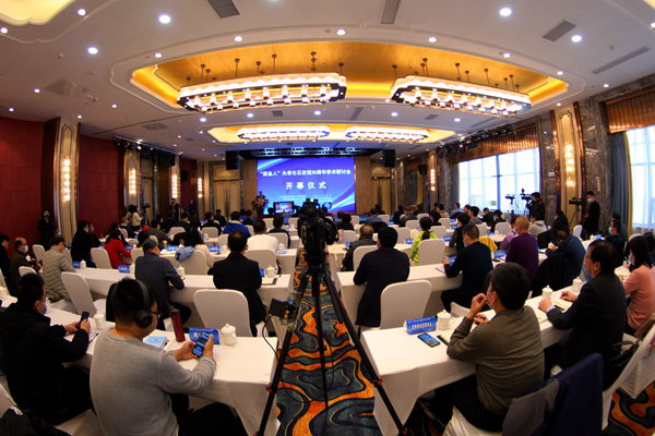 2020年11月27日,专家在湖北省十堰市郧阳区“郧县人”头骨化石发现30周年学术研讨会上参与研讨