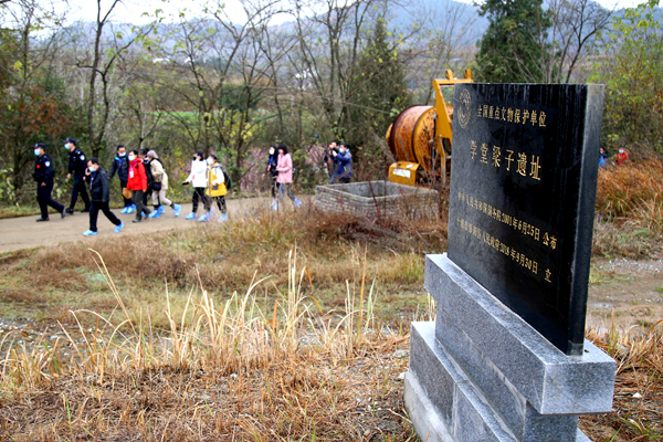 專家,學者們在湖北省十堰市鄖陽區青曲鎮彌陀寺村學堂樑子參觀