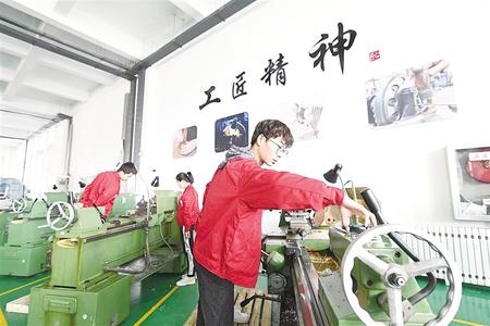 甘肃能源化工职业学院学生进行车床操作实训