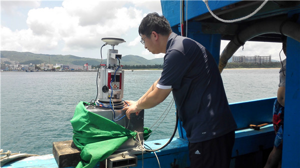 7.山东科技大学海洋测绘学科带头人阳凡林在南海蜈支洲岛做实验
