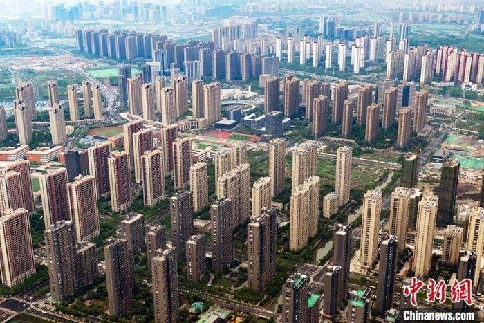 5月18日，中国国家统计局在北京公布4月份商品住宅销售价格变动情况统计数据。数据显示，4月份，中国70个大中城市中，50个城市新建商品住宅价格环比上涨，9个城市持平，11个城市环比下跌。新房价格环比上涨的城市个数超过七成，较上月增加12个。对比历史数据，4月份70个城市中，新房价格环比上涨的城市数量（50个）已经恢复至去年12月份的水平。资料图为4月17日，航拍南京雨花台区一处楼盘。<a target='_blank' href='http://www.chinanews.com/'>中新社</a>记者 泱波 摄