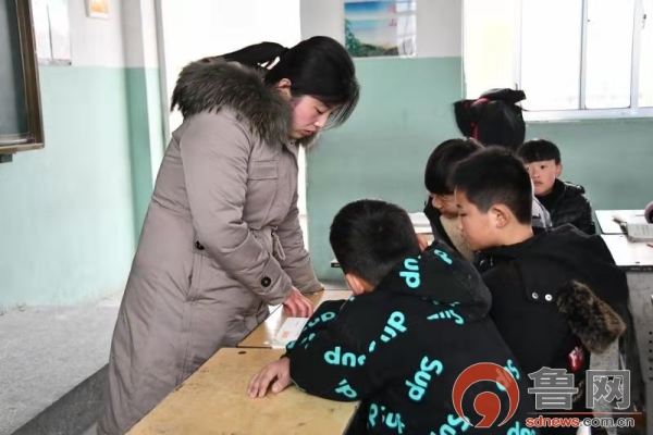菏泽一学校跨越“两省三县”，有个老师“妈妈”在这坚守15年