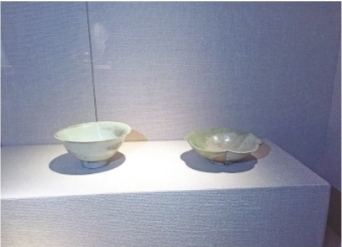 武汉博物馆展厅看到的湖泗窑“影青釉瓷碗”（左）和“影青釉花口瓷碗”（右）。