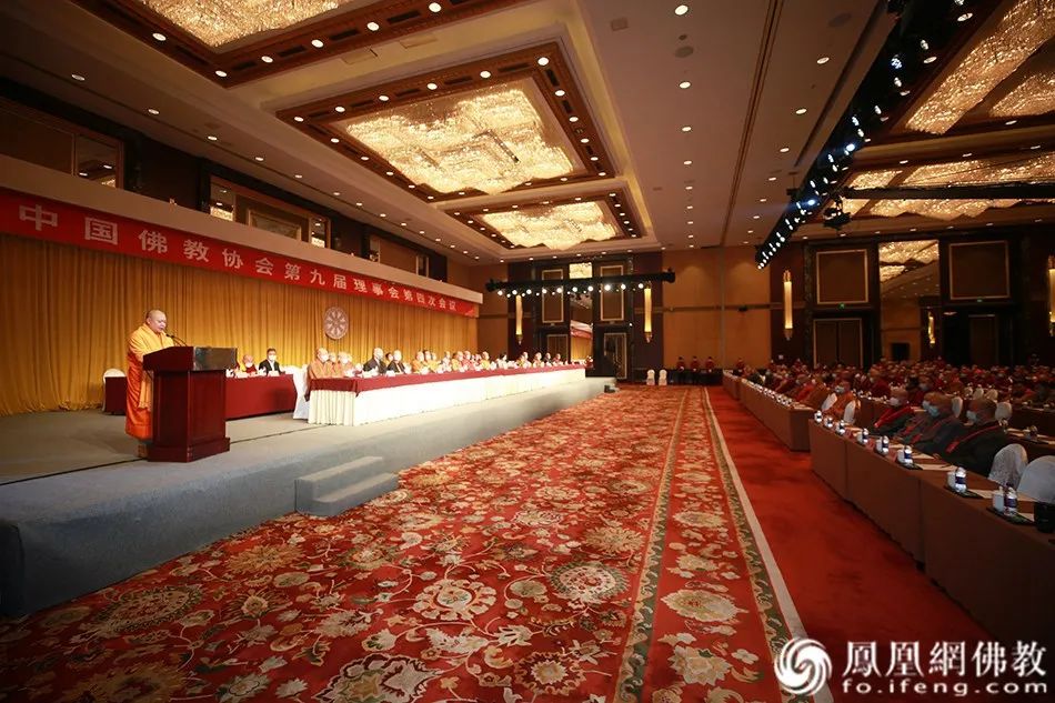 中国佛教协会副会长帕松列龙庄勐作大会发言（图片来源：凤凰网佛教）