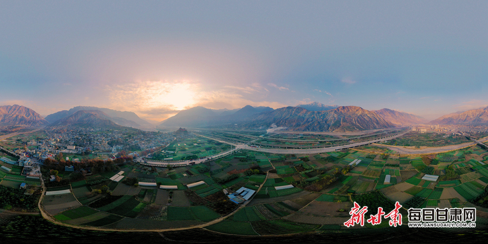 清晨，白龙江3号特大桥跨越地处秦巴山区的陇南。韦德占 摄