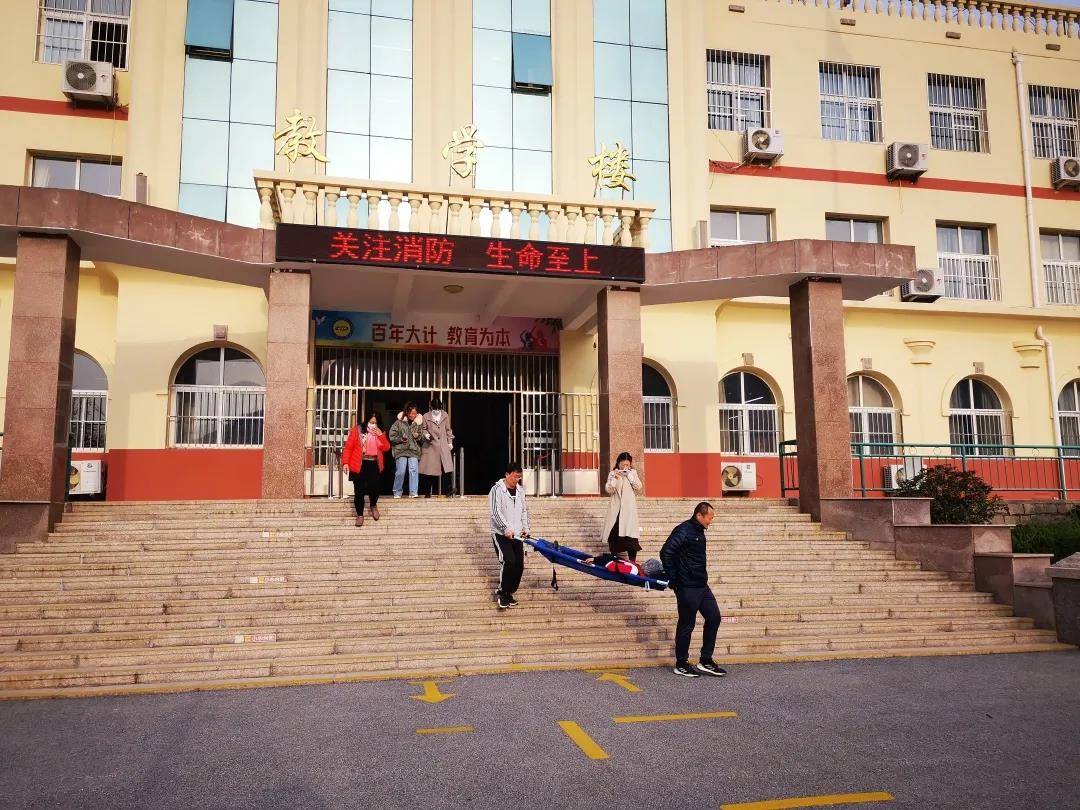 关注消防珍爱生命崂山十一中开展消防安全演练活动