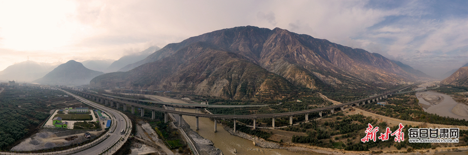 晨曦中白龙江3号特大桥 韦德占 摄