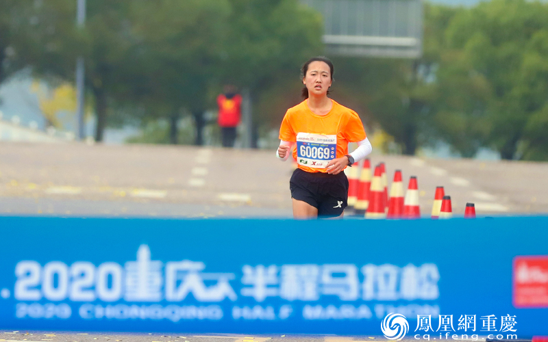 张艳以1小时21分44秒的成绩获得半程女子组冠军。