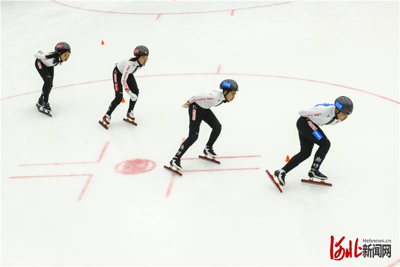 这是廊坊市第二届冰雪运动会速度滑冰比赛现场。 通讯员 李志清摄