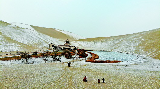 鸣沙山&middot;月牙泉景区雪景如画,美不胜收,游客踏雪赏景。