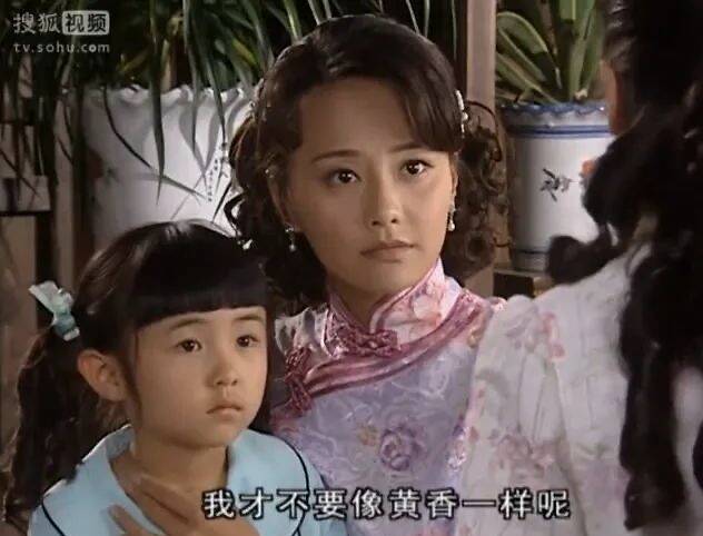 早年两人共同参演了电视剧《宁为女人》,在剧中,张子枫演吴磊他姐小