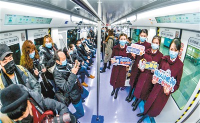 市民代表和工作人员一起体验地铁6号线。