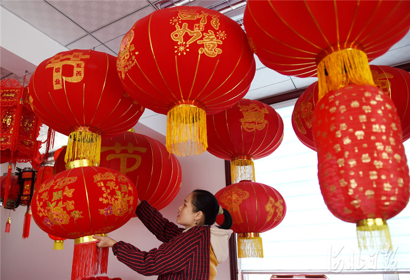 近日,位于河北省沙河市十里亭镇曹章村的邢台市日升宫灯工艺品有限公司工人在整理灯笼,准备供应节日市场。