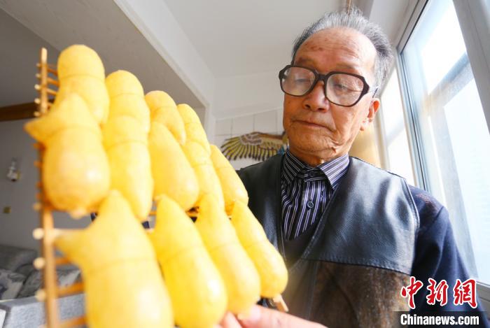 12月上旬，乔永福向记者介绍自己的微缩作品《羊皮筏子》。　高展 摄