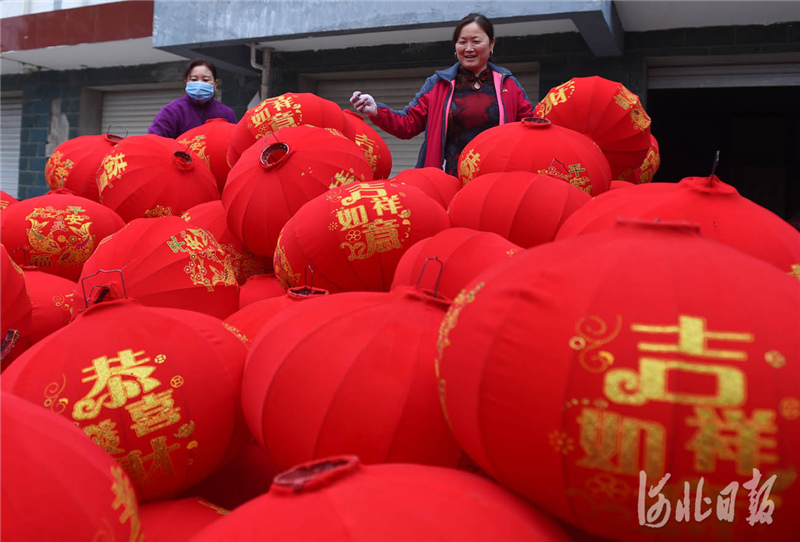 近日,位于河北省沙河市十里亭镇曹章村的邢台市日升宫灯工艺品有限公司工人在整理灯笼,准备供应节日市场。