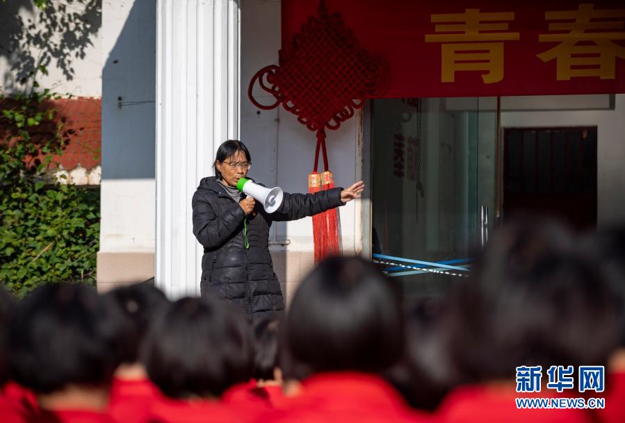 张桂梅在课间操前向学生反馈卫生、上课等检查情况（12月1日摄）。新华社发（陈欣波 摄）