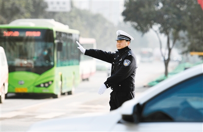 交警在路面指挥交通 记者 张宇明 摄