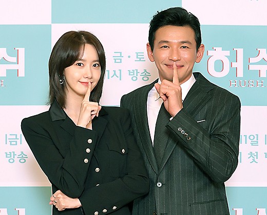 1/412月10日,韩国艺人林允儿,黄政民出席新剧《hush》发布会.