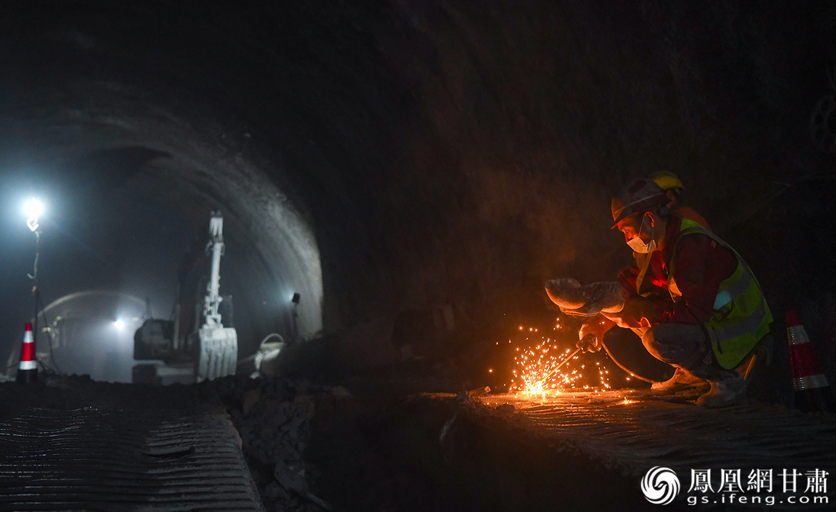 工作人员正在卧龙沟2号隧道内施工 杨艺锴 摄