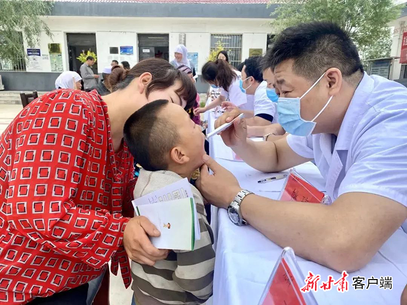 兰州大学赴平凉市崆峒区峡门乡脱贫攻坚“守护崆峒，助力峡门”暑期实践团在开展义诊。（团省委供图）