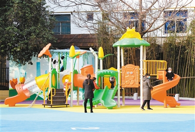 改造完成后的明德门北区增加了儿童乐园。（记者 谢伟 摄）